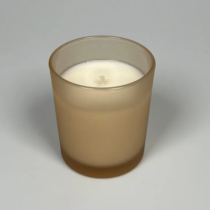 Świeca sojowa zapachowa w szkle brązowa satyna - bawełniany knot 245 ml